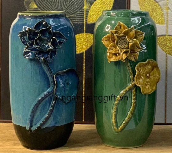 Bình hoa gốm đắp nổi